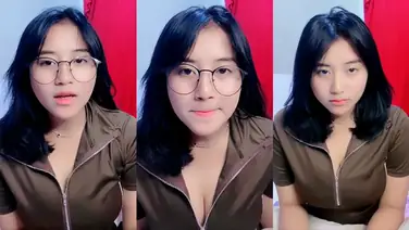Gadis Cantik Kacamata Live Crot Lumer