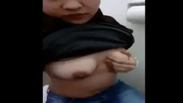 Gadis Jilbab Hitam Main Solo Di Toilet Umum
